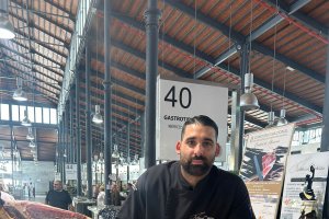 Antonio Ortuño, gerente del restaurante Ibéricos Ortuño en la Plaza de Abastos de Almería.