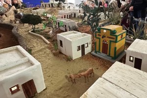 Representa un barrio de la localidad de mediados del siglo XX.