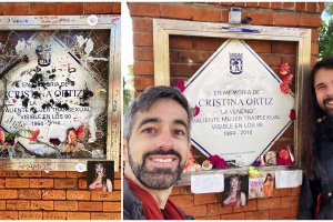 La placa vandalizada de La Veneno y Tomás y Jesús junto a ella tras su restauración.
