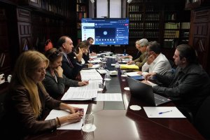 Reunión donde se ha aprobado la declaración con presencia deEl Consejero de Turismo y Andalucía Exterior, Arturo Bernal.