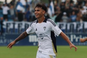 Marcos Peña es una de las piezas importantes del Marbella y no volverá al Almería hasta el verano.