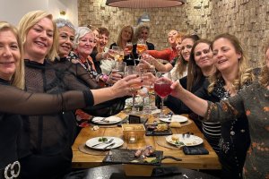 Un brindis para afrontar un ilusionante 2025 entre todas las mujeres que impulsan el comercio local.