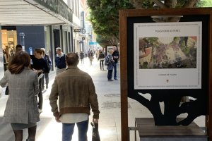 Carteles del proyecto expuestos en el mismo Paseo de Almería