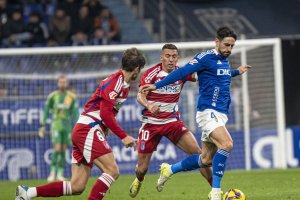 Uzuni se vio muy tapado por la defensa del Real Oviedo y no hizo gol.