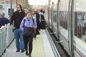Los primeros viajeros de Alvia con destino Madrid Atocha-Almudena Grandes llegando a la estación de Huércal-Viator.