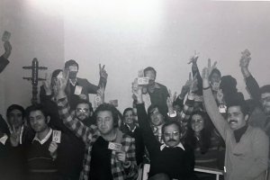 Los pioneros de CCOO en una votación en la Plaza Bendicho en 1976.
