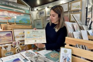 Sara Moncada, fundadora de Samoiillustration, con su calendario.