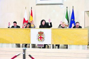Votación del presupuesto por parte de la mesa presidencial