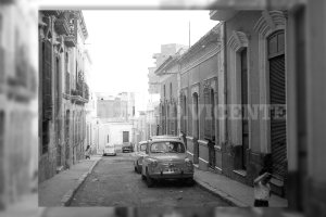 La calle Narváez, en el barrio de la Almedina, tomada por los coches a finales de los años 60. La calle tenía aún el suelo de tierra. j.flores.