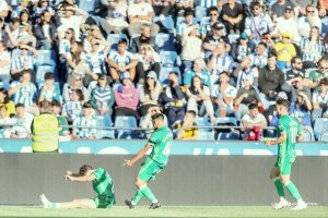Los jugadores del Racing celebran uno de los goles en Riazor.