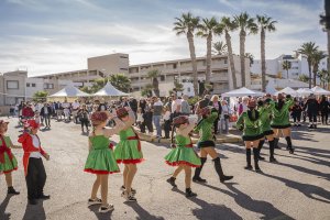 Los vecinos de la Urbanización de Roquetas de Mar celebran su tradicional fiesta con motivo de la Navidad.
