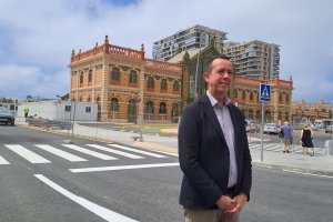 El suddelegado del Gobierno, José María Martín, junto a la vieja estación.