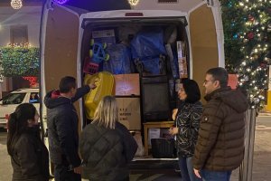 Participantes durante la carga de la furgoneta.
