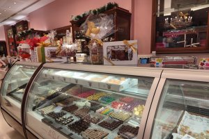 Mostrador con cestas de Navidad en La Dulce Alianza del Paseo de Almería.