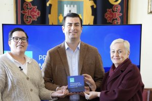 El alcalde José Fco. Garrido, junto a la Concejala de Hac ienda, María del Mar Calatrava y la Concejala de Turismo Pilar Fenoy.
