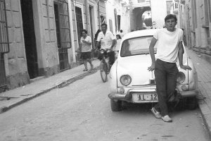 Calle de José María de Acosta (antes Almanzor Baja). A la izquierda, la fachada de la peluquería de Bisbal y el cine Moderno.