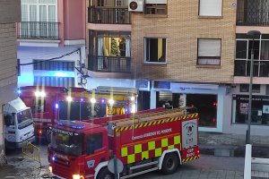Bomberos del Poniente actuando en el local donde se ha producido el incendio en Adra.