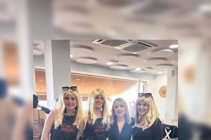 Rocío Sánchez junto a sus empleadas posando en la comida de empresa.