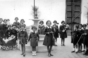 Grupo de niñas en el patio de recreo del colegio María Inmaculada, en la calle Infanta. Años 30. Foto J. Díaz.