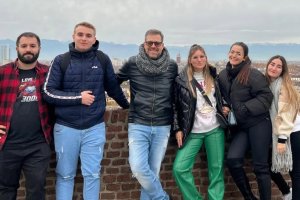 Cristobal en el centro de la imágen con los alumnos que le han nominado a los 'Goya de la Educación', en uno de sus viajes a Turín.