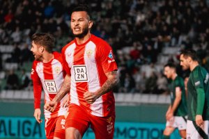 Luis Javier Suárez celebrando el primero de los tres goles que consiguió frente al Racing de Ferrol.