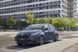 Versión mejorada del Yaris en su acabado GR SPORT, con una llamativa imagen deportiva en un exclusivo color exterior Gris Trueno.