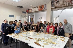 Participantes en el Día de la Empanada con autoridades locales.