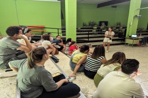 María Atienza impartiendo una formación de inteligencia emocional a docentes y familias en un centro escolar.
