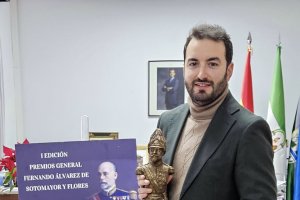 Jesús Latorre con las estatuillas conmemorativas.
