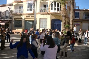 Jóvenes de Pulpí bailando en la zambomba flamenca.