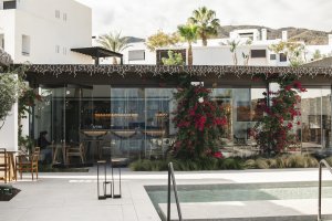 El complejo, situado en Mojácar y frente al mar, ya cuenta con la decoración navideña.