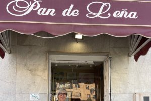 El olor a pan recién hecho llena la calle Socorro.