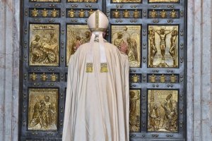 El Papa Francisco, abriendo la Puerta Santa en un Año Jubilar.
