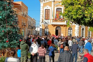 Doscientas personas se han concentrado en la plaza del Ayuntamiento de Pechina.