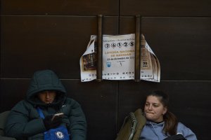 Dos personas hacen cola para entrar en el Sorteo de Navidad.