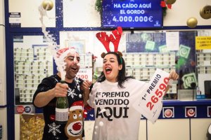 Loteros celebran un premio repartido, en una imagen de archivo.
