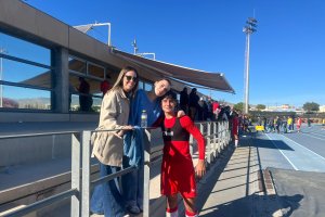 El protagonista del encuentro junto a su pareja y su madre.