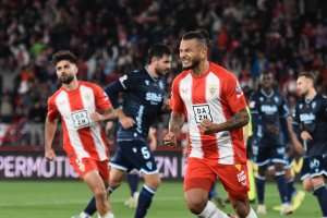 Luis Suárez después de marcar el penalti superando a David Gil. El colombiano sube la cuenta a 16 goles en la primera vuelta.