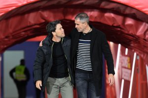 Saludo cordial entre Rubi y Garitano camino de los banquillos para vivir el Almería-Cádiz.