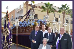 Anita Martínez junto al Nazareno de Cuevas y sus sobrinos, los hermanos Fernández Martínez.