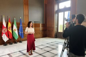 María del Mar Vázquez, alcaldesa de Almería, durante la grabación de su mensaje de Navidad.