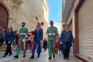 Momento del recorrido del Pendón por la calle Mariana