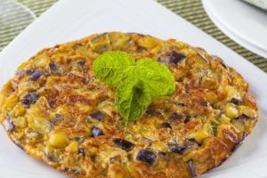 Tortilla de berenjenas. DEPOSITPHOTOS
