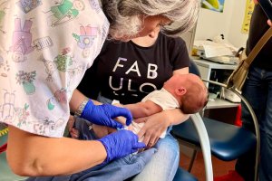 Vacunación de un bebé contra la bronquiolitis.