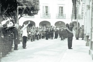 Fiesta de la Reconquista de 1947 con la Banda Municipal tocando y el público saludando la subida del Pendón con los brazos en alto. FOTO BERNAL