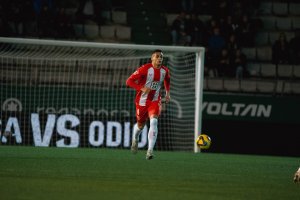 El brasileño necesita minutos y solo está para un roto en la defensa.