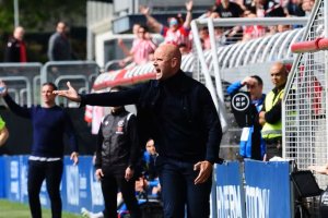 Miguel Ángel Ramírez en el banquillo del Sporting de Gijón.