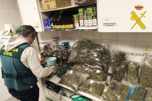 Material y drogas intervenidas por la Guardia Civil.