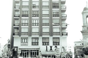 El Café Barea y la delegación de las quinielas a comienzos de los años setenta. Delante había una parada de taxis y una cabina telefónica.