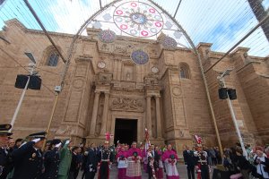 Salida del Pendón de la Catedral escoltado por el Cabildo